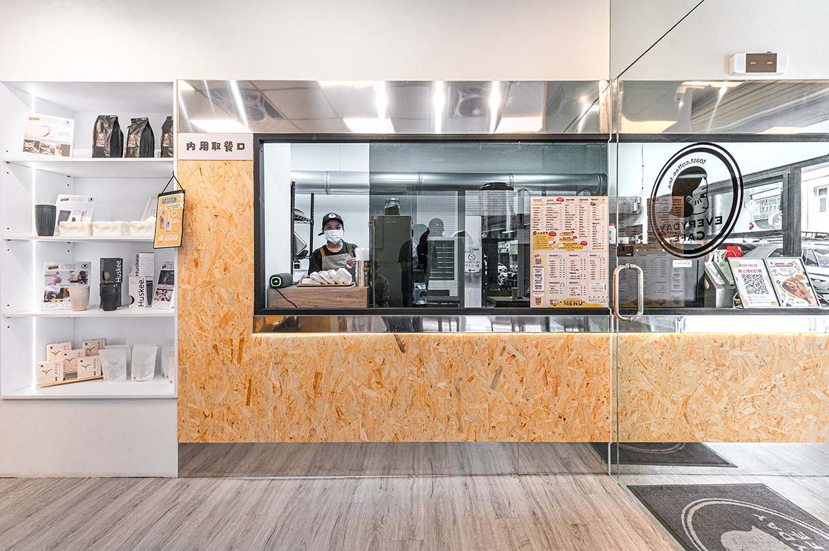 柒享設計作品台南北區EVERYDAY COFFEE早午餐商業空間設計-內用取餐區結合展示層架與玻璃隔間，讓服務流程更加順暢，同時展現品牌商品與空間細節。